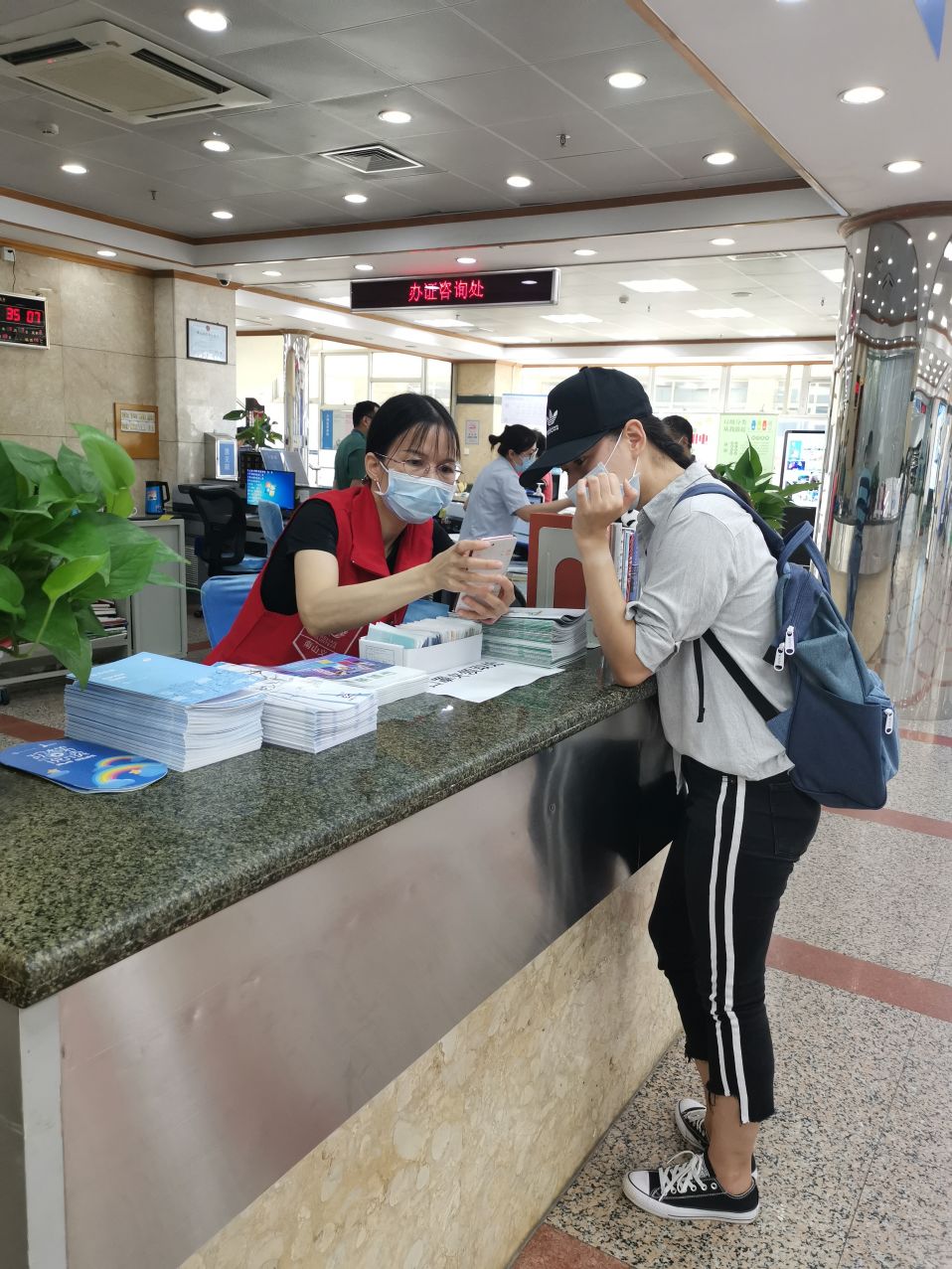 南山圖書館U站服務--南山文化義工為讀者咨詢服務.jpg
